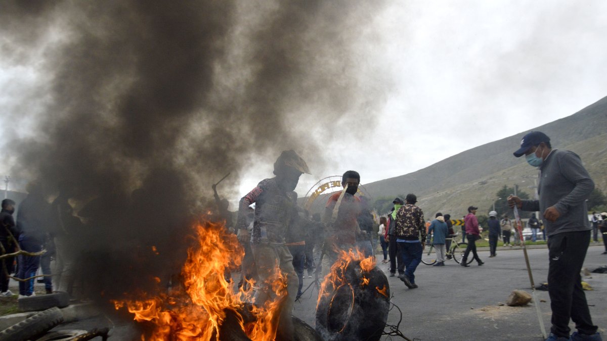 Protestas. Los manifestantes se agolpan a las calles para obstruir las vías e imposibilitar el paso de personas y vehículos.