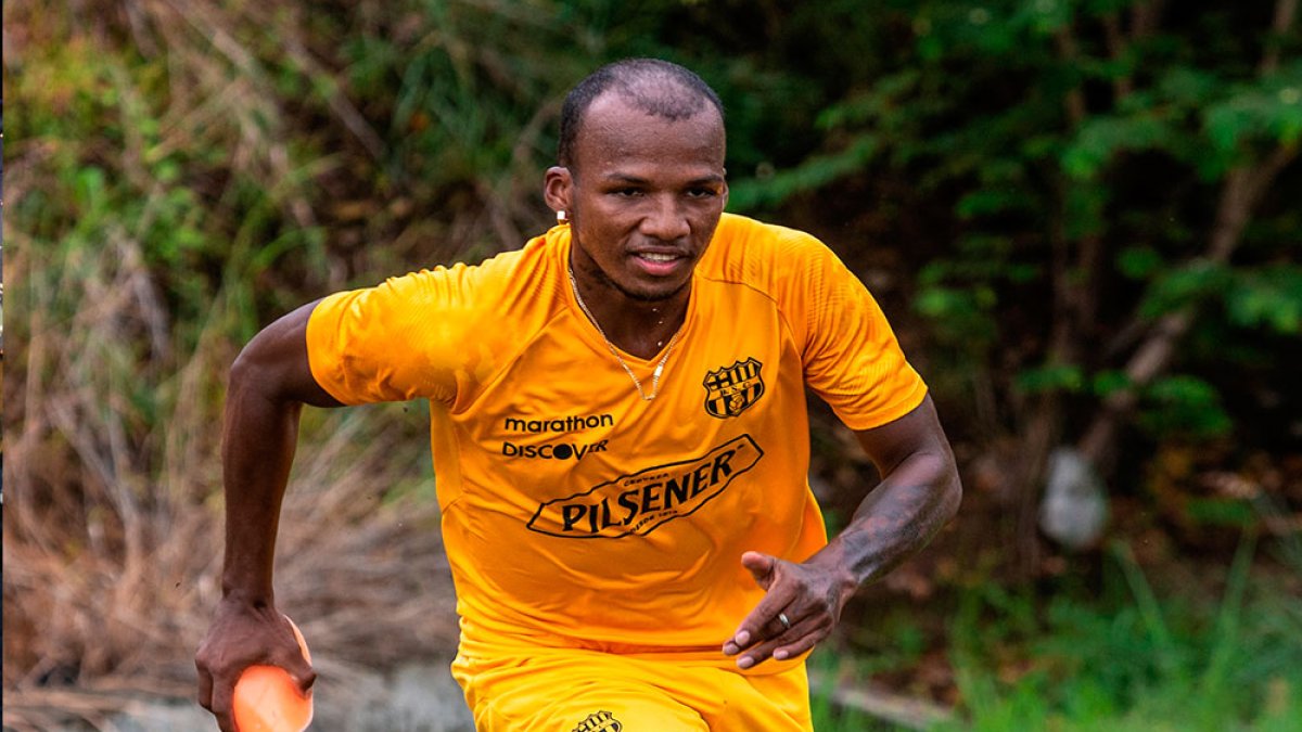 Darío Aimar, que no está en los planes de Barcelona, podría llegar a Emelec.
