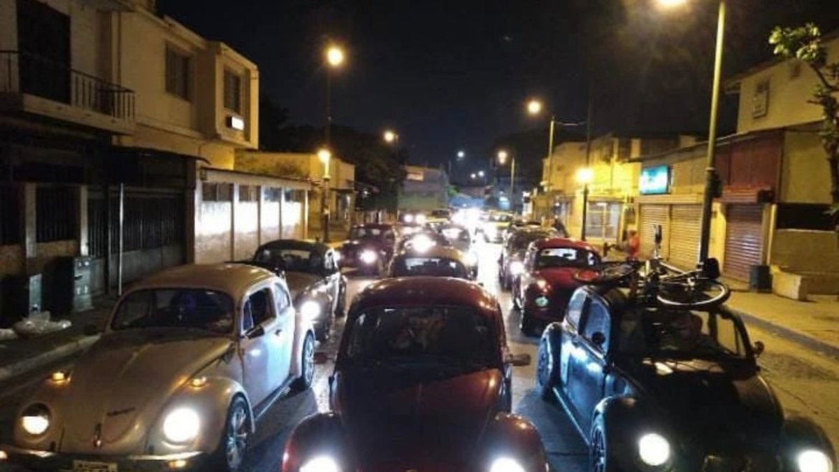 Festivo. En ocasiones se realizan caravanas por las noches.