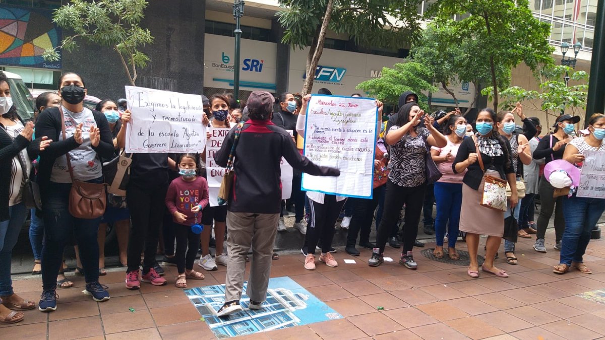 Los padres de familia protestaron en los exteriores de la Defensoría del Pueblo.