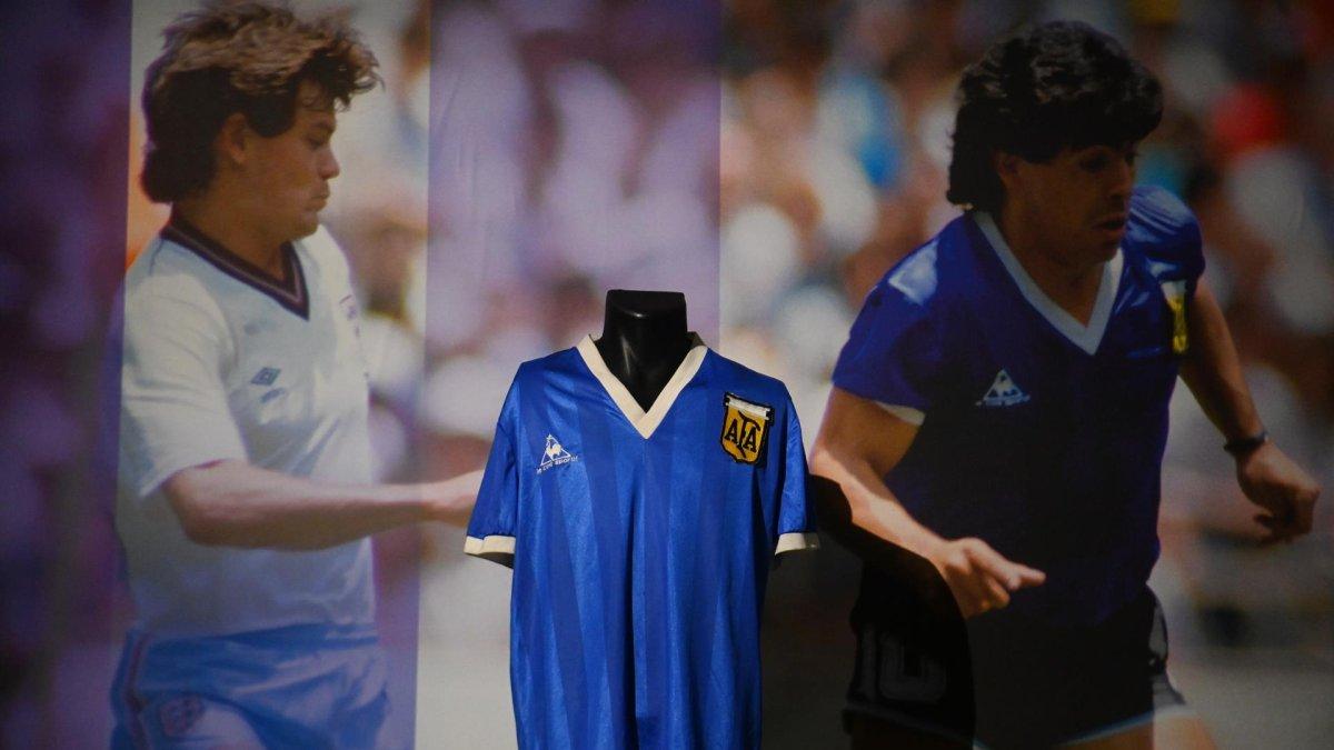 Fotografía de archivo de la camiseta utilizada por Diego Maradona en los cuartos de final de la Copa Mundial de Fútbol de 1986, en el que marcó el gol del siglo ante la selección de Inglaterra.