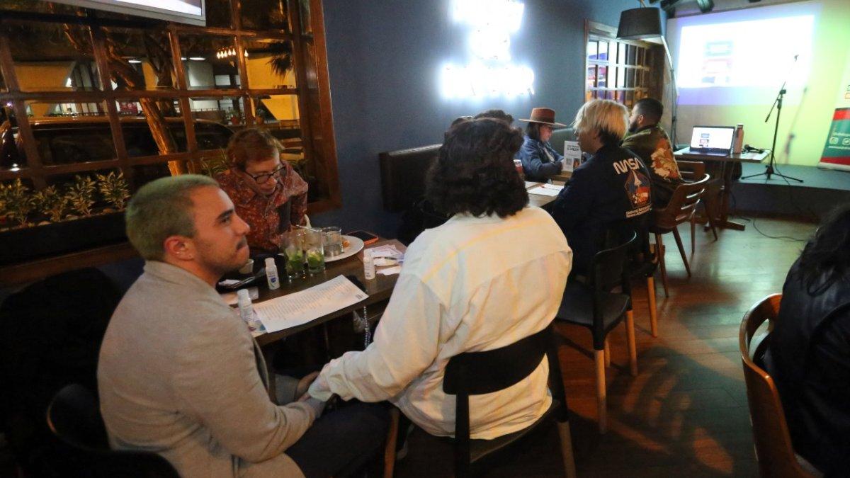 Escenario. Emilio Leon, un hombre transexual junto a su enamorada en un karaoke en Quito por el mes del Orgullo Gay.