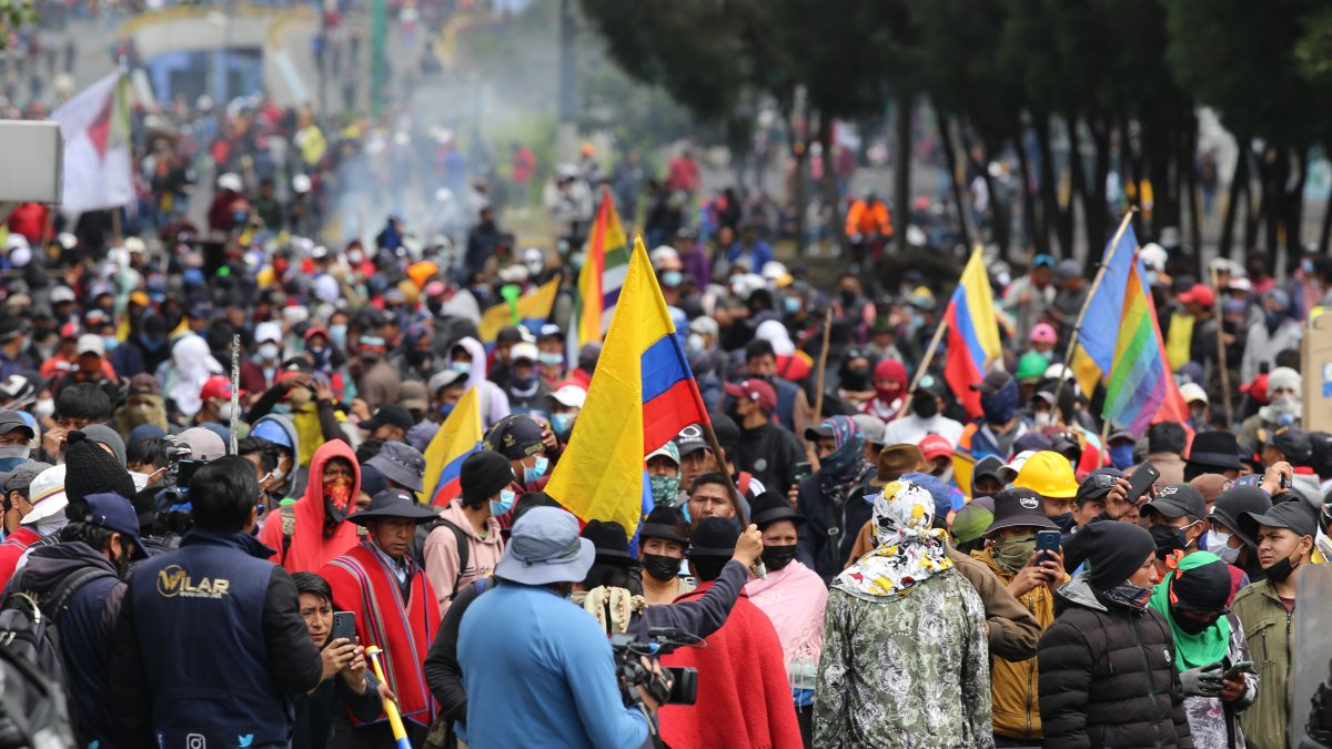 Manifestantes indígenas, en los exteriores de la Casa de la Cultura Ecuatoriana (CCE), en Quito.