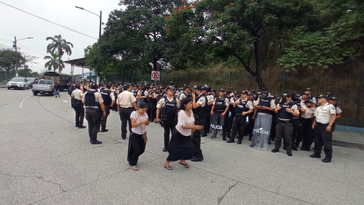 Protestas. Decenas de policías ayudan a controlar el acceso a la Terminal de Transferencia de Víveres.