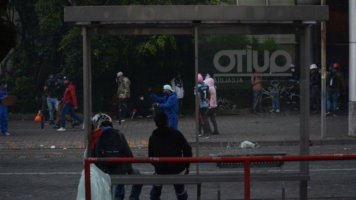 Unos de los vidrios de una parada de bus fue arrancado por completo y el otro grafiteado por los manifestantes.