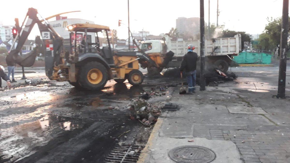 Tarea. Maquinaria pesada limpió desde temprano los exteriores de la Casa de la Cultura.