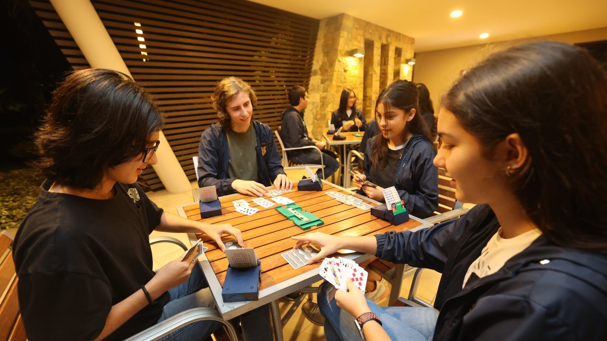 Sofía, Daniela, Kiara y Nicolai practican bridge junto a su equipo 2 a 3 horas a la semana.