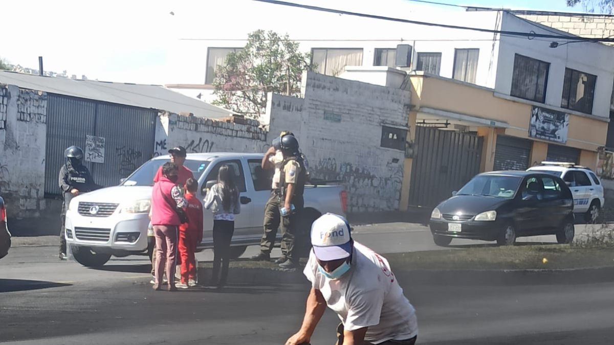 Ayuda. Los vecinos de Pomasqui ayudaron en las tareas de limpieza que cumplió la Policía.