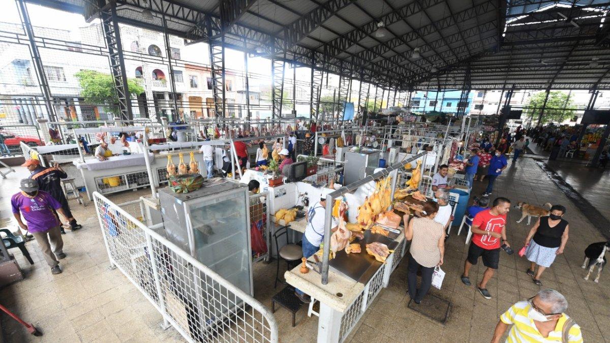 Escenario. Desde el miércoles, los mercados de Guayaquil ya atienden con normalidad, aunque con poca afluencia.