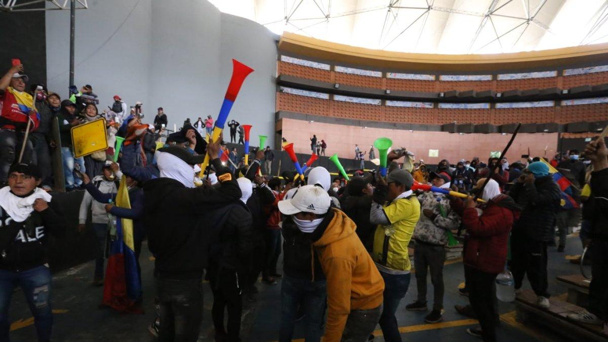 Llegada. Manifestantes indígenas pudieron ingresar a las instalaciones del Agora de la Casa de la Cultura.