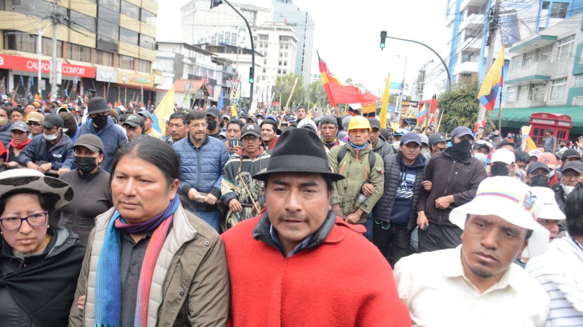 Marcha. La víspera, movilizó a sus bases para sembrar el terror en Puyo. Ahora, marcha junto al presidente de la Conaie.