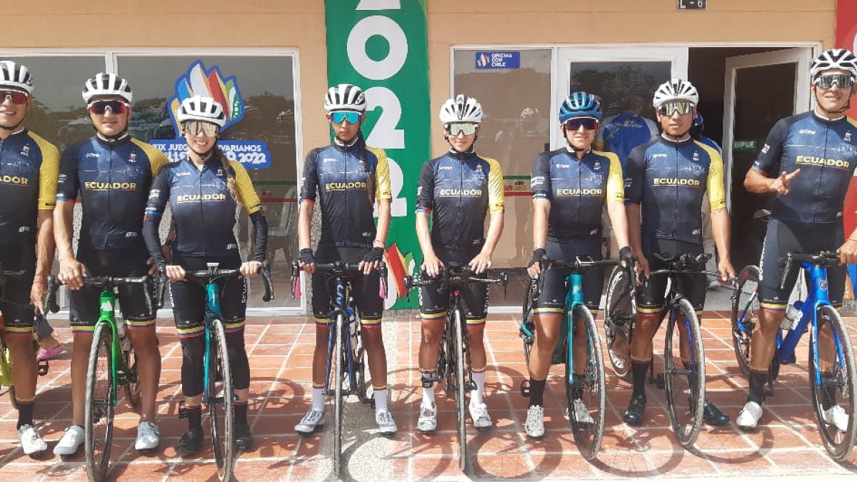 Parte del equipo nacional que entrará hoy en competencia en la prueba de contrarreloj individual masculino y femenino por las calles de Valledupar.