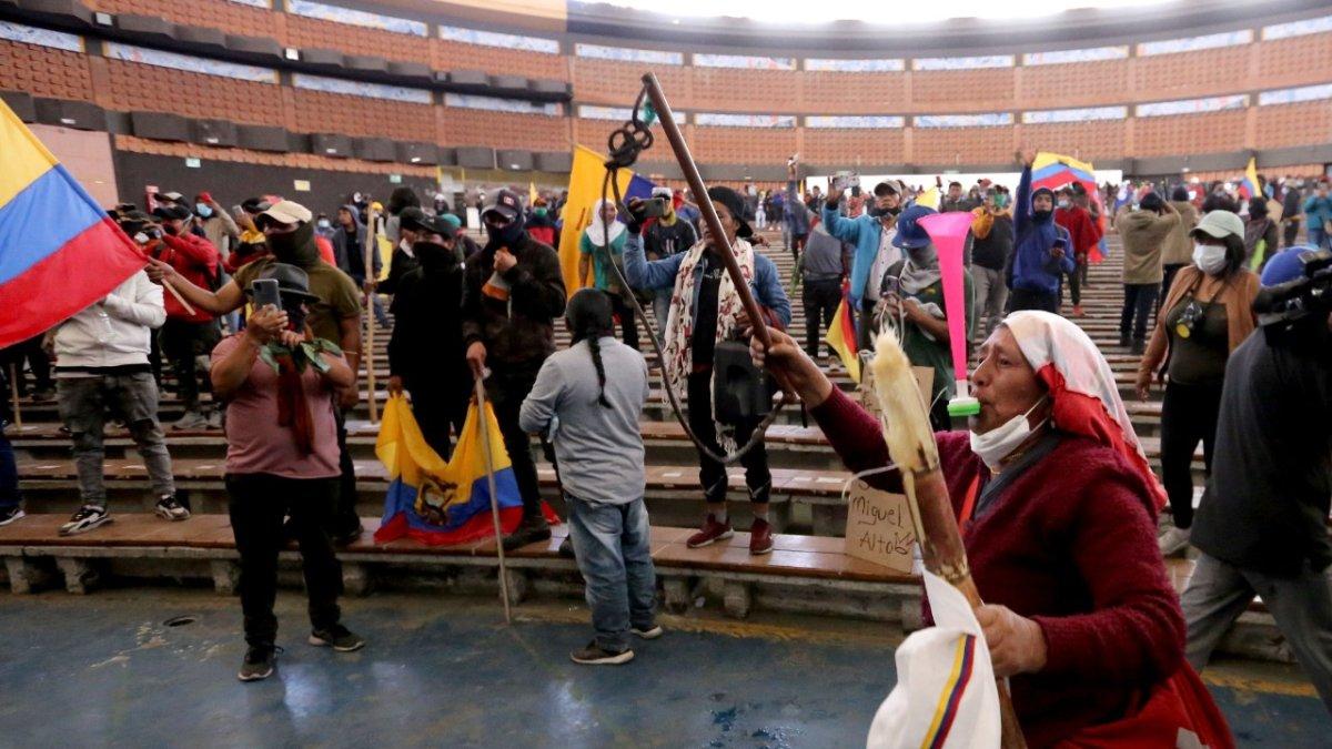 Apoyo. Indígenas ingresaron a la Casa de la Cultura sin la resistencia de la Policía.
