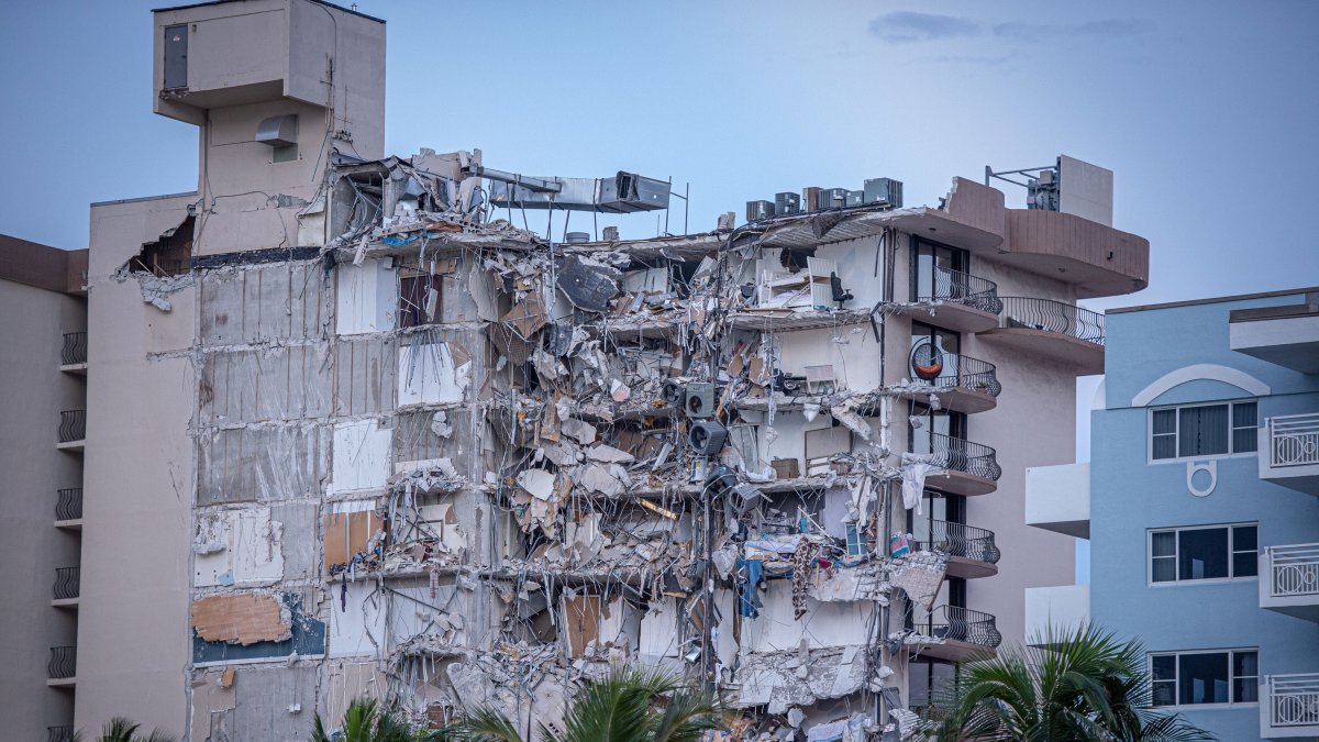La edificación tenía 40 años de construcción, pero una madrugada como hoy, (hace un año) se vino al suelo. La investigación continúa. EFE /