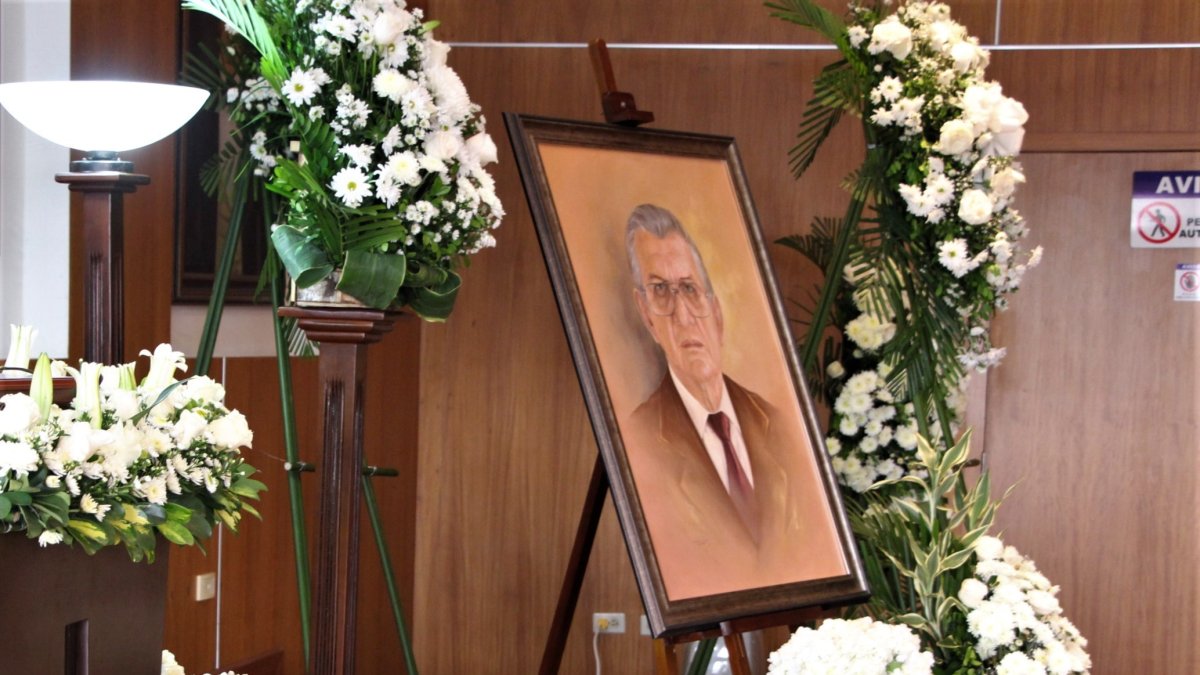 Una gran foto de Galo Martínez Merchán resaltaba junto a sus restos.