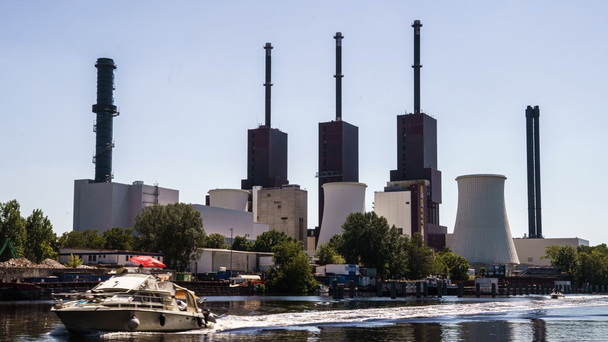 Berlín. La planta combinada de calor y energía Lichterfelde, responsable del suministro de electricidad y calor. / EFE