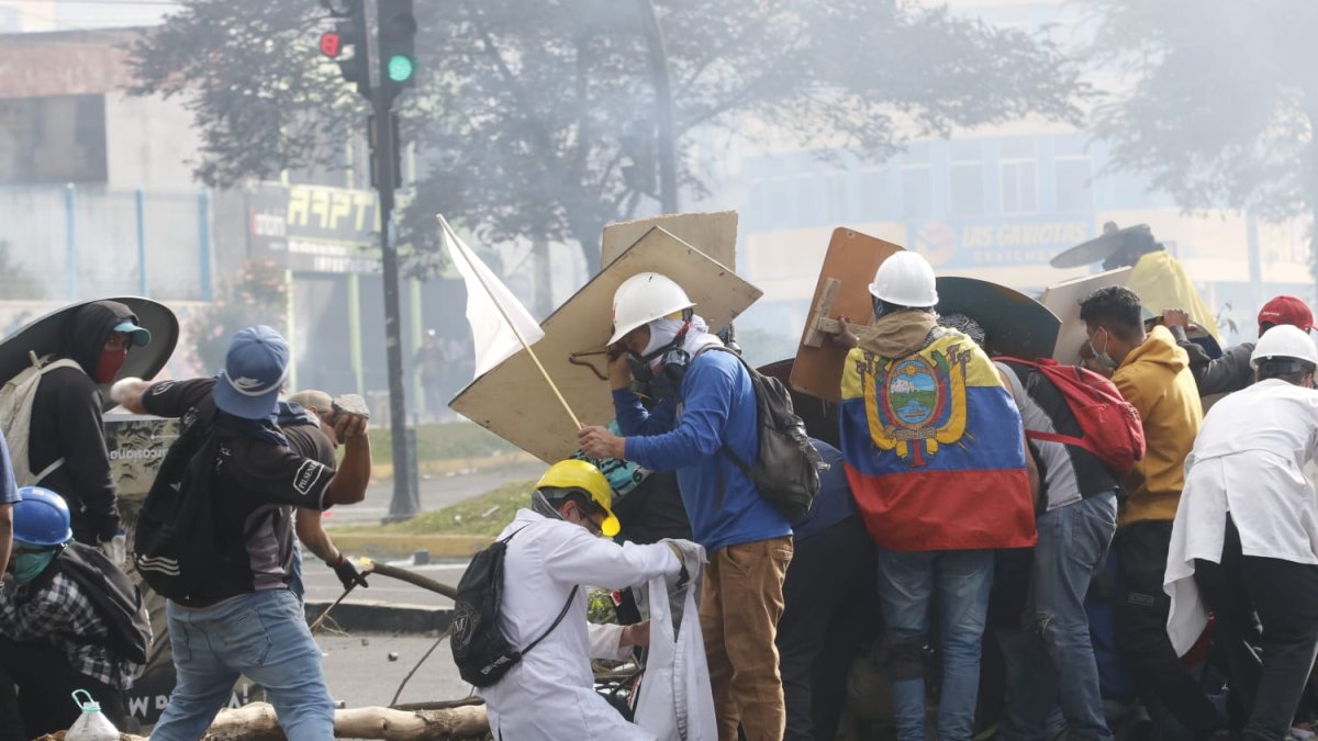Manifestantes arman una barricada para enfrentar a los elementos policiales.