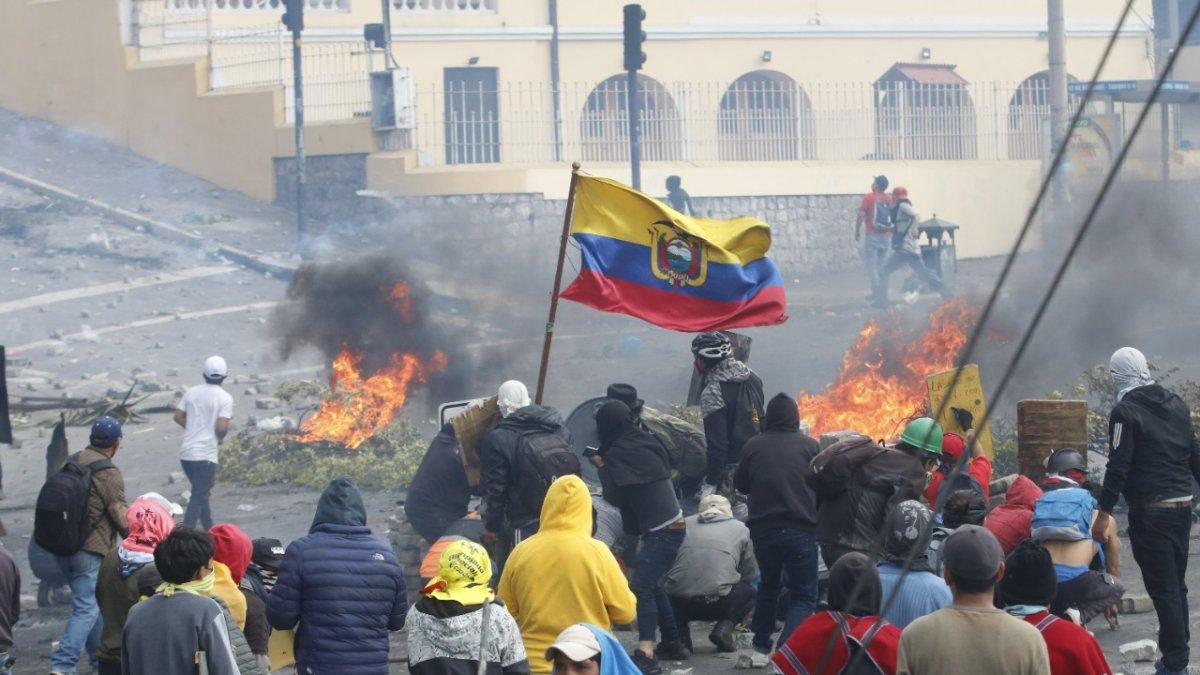 El 31,7 % de los encuestados no apoyo el paro nacional por el vandalismo.