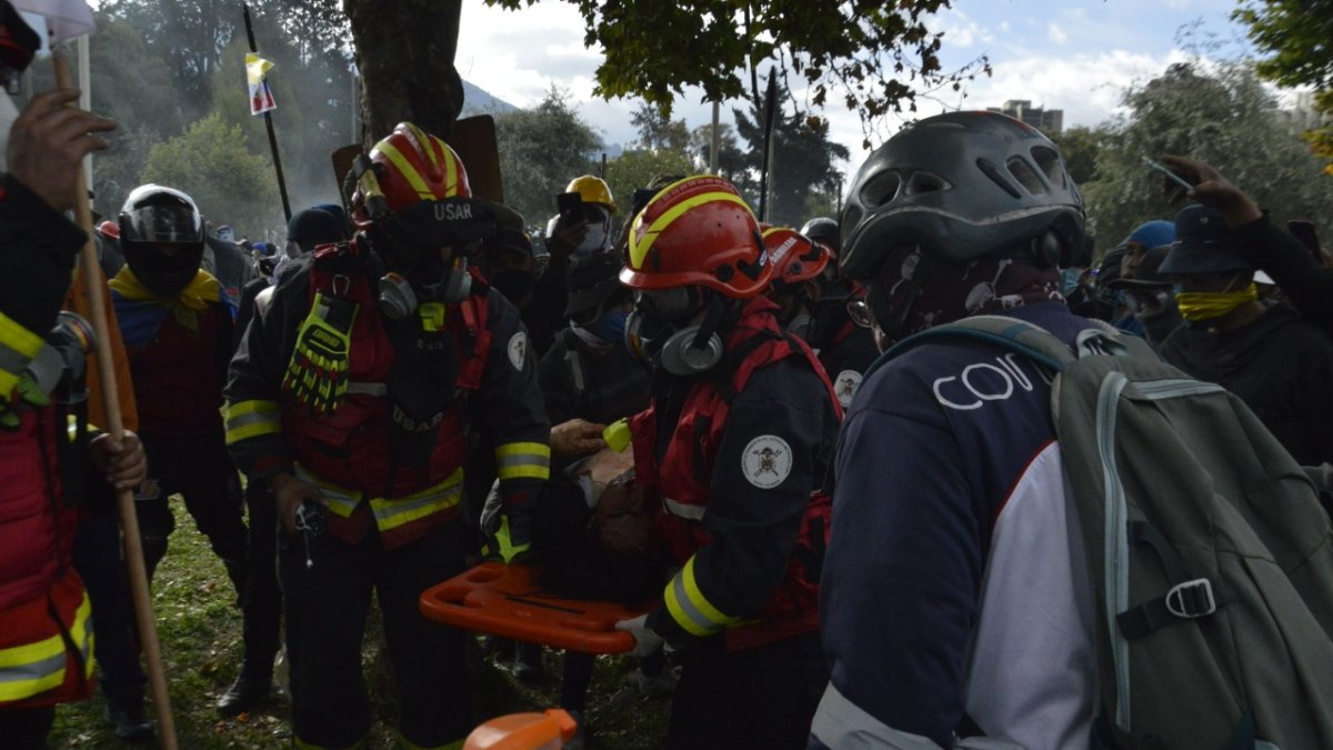Momentos en los que los paramédicos trasladaban a Quezada para darle los primeros auxilios en el parque de El Arbolito.
