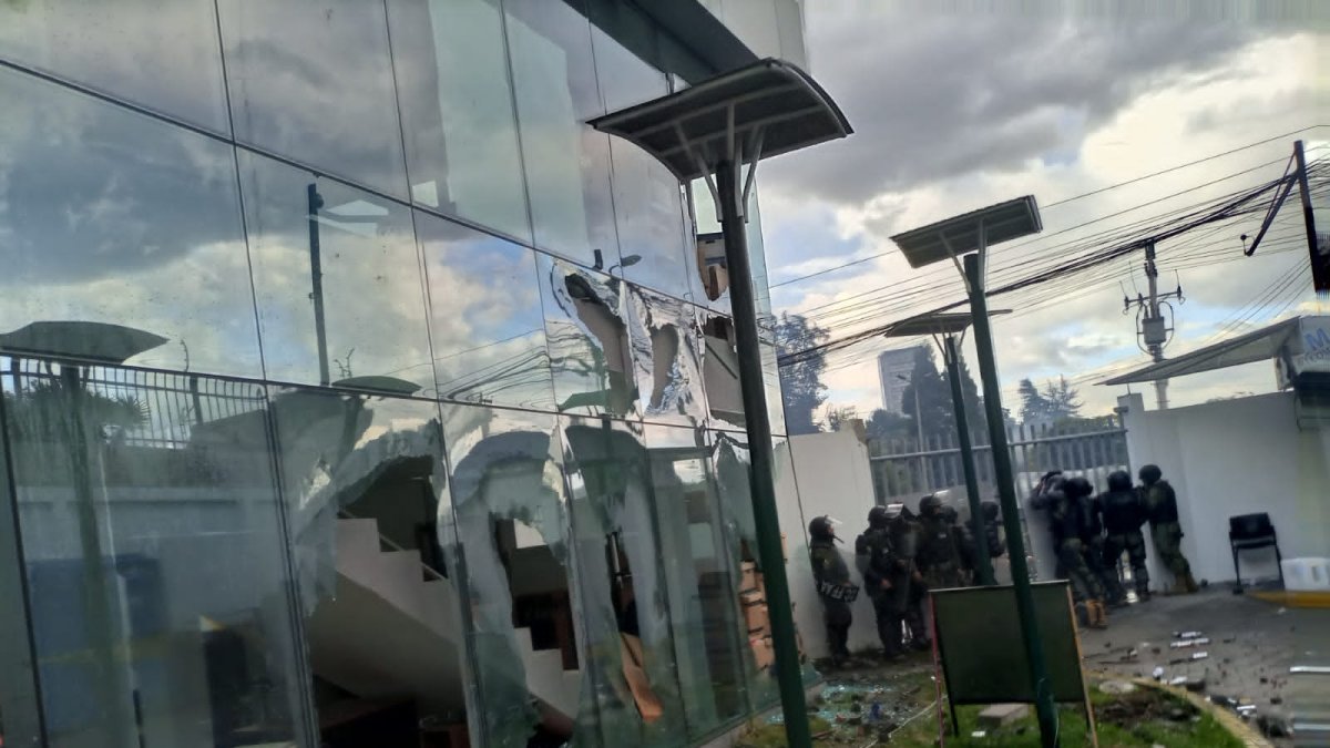 Daños. El reconstruido edificio de la Contraloría fue afectado de nuevo.