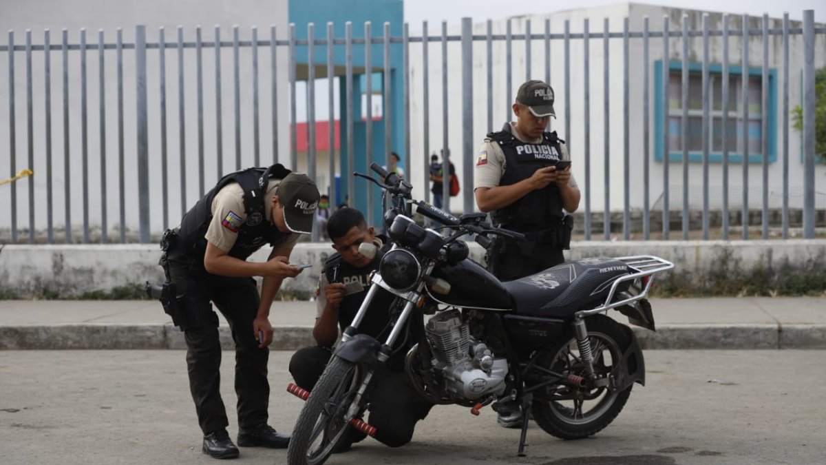 Una testigo relató que un individuo, que se movilizaba en una moto, llegó para atacar a un hombre que llegaba con un niño al centro educativo.