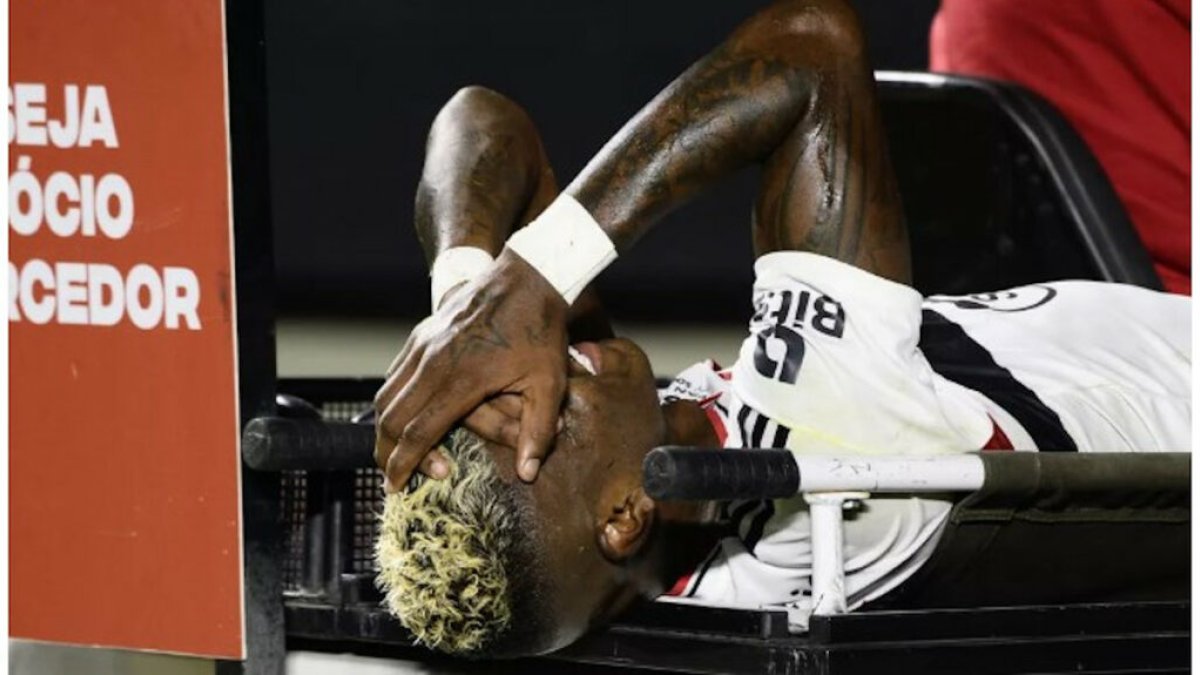 Robert Arboleda se lesionó a los 80 minutos en el duelo contra Palmeiras por Copa Brasil.