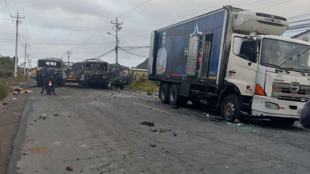 Daños. Un asalto a un convoy de productos que protegían los militares dejó 17 heridos y vehículos calcinados.