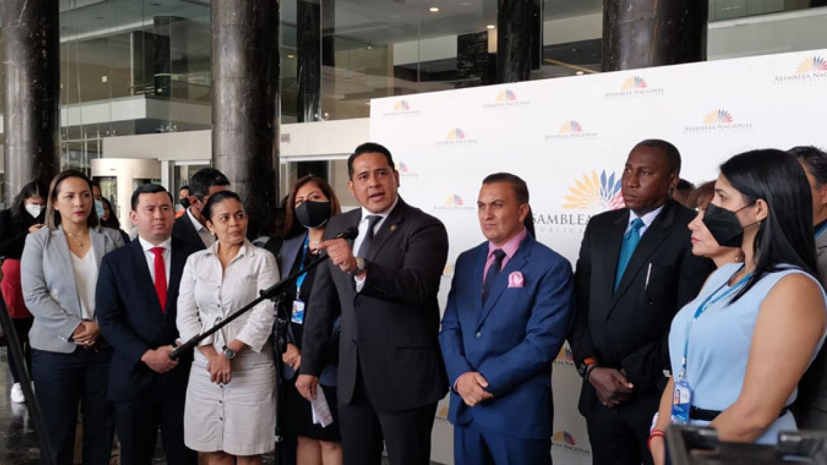 Los legisladores de UNES abogan por la salida del presidente Lasso ante la crisis de inseguridad en el país.