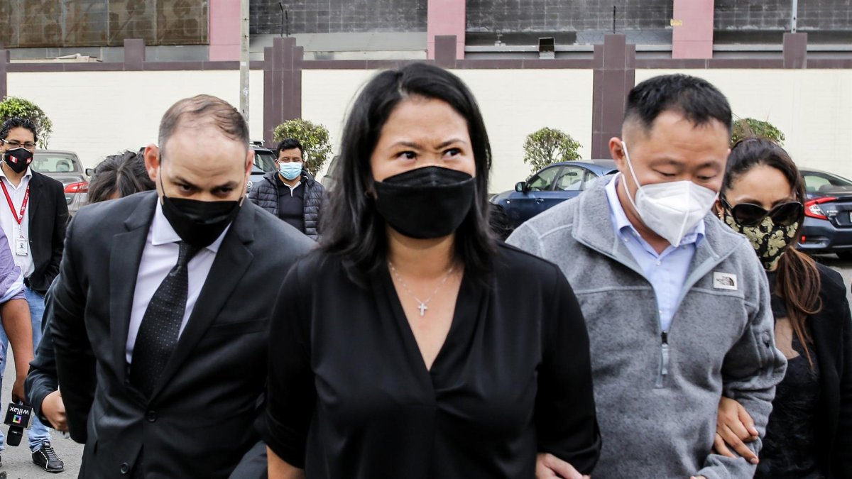 Keiko Fujimori se reunió en  Piura conmilitantes de Fuerza Popular,  pero por ahora dice que no participará en los comicios.   )