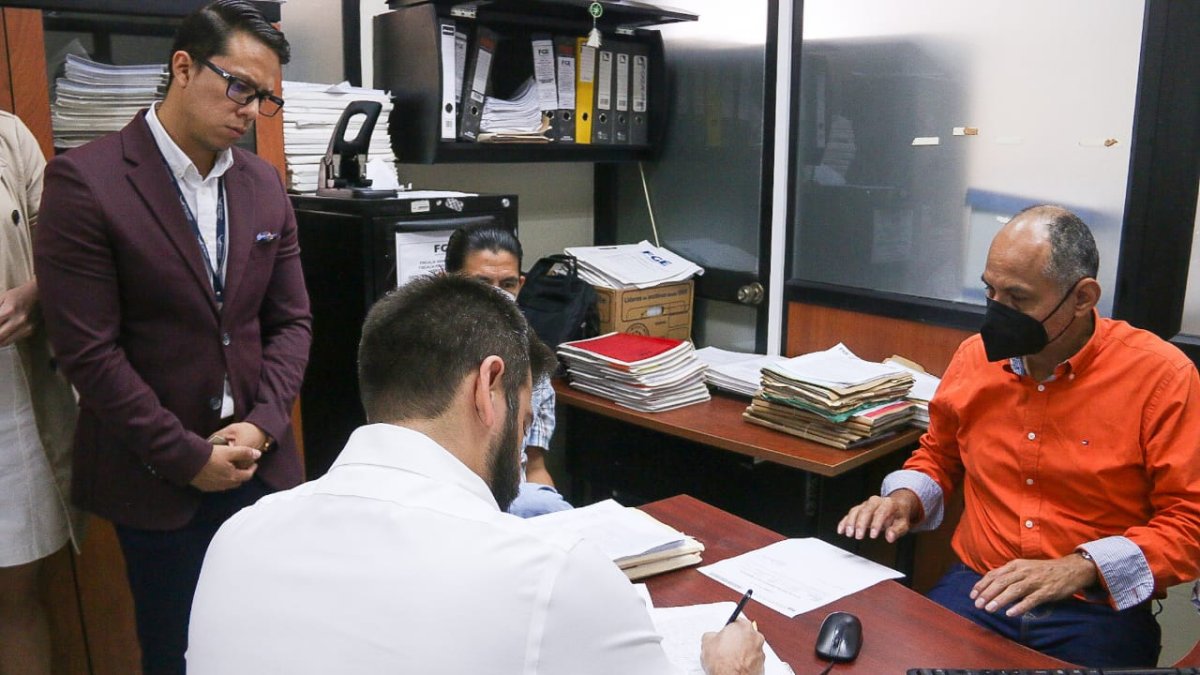 Diligencia. Momentos en que Arosemena firma su versión voluntaria.