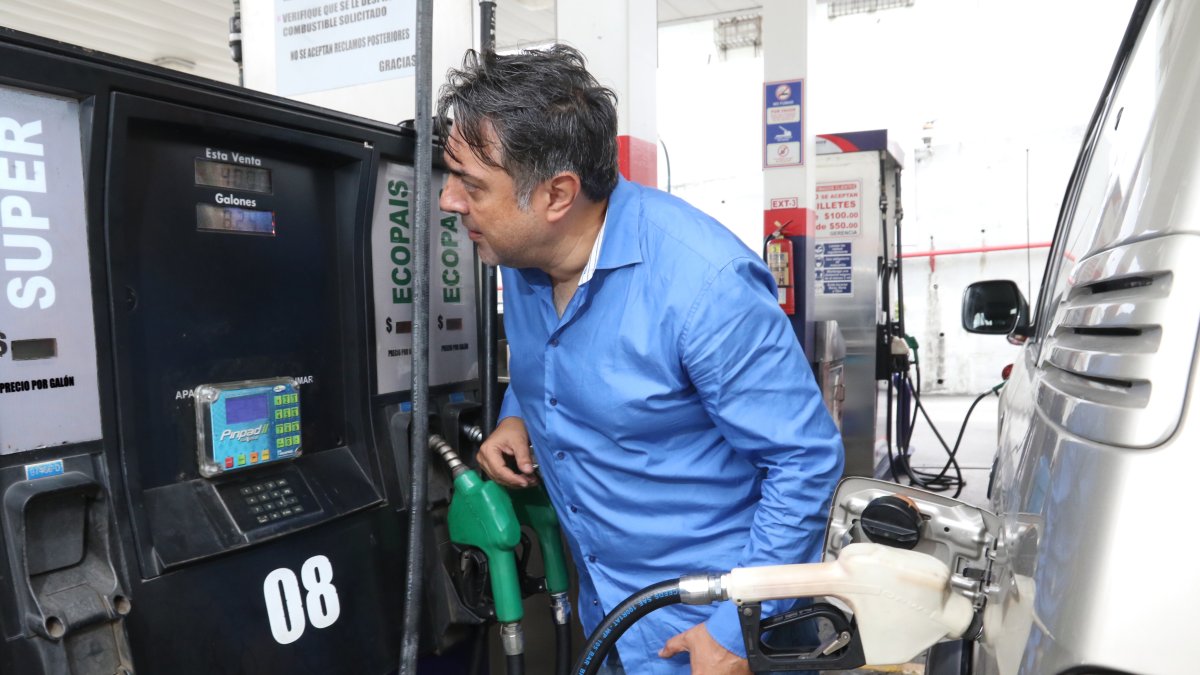 1. Preocupación. Los conductores muestran su preocupación al ver los altos costos del combustible.