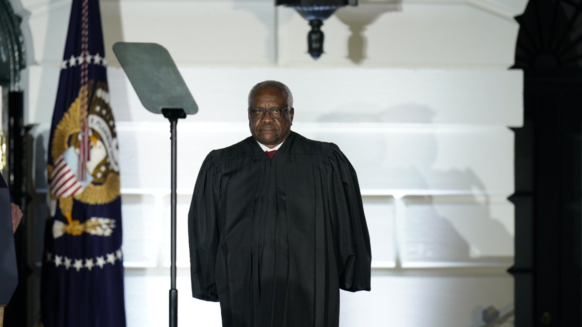 El juez conservador del Tribunal Supremo de EE.UU. Clarence Thomas, en una fotografía de archivo. /Chris Kleponis 