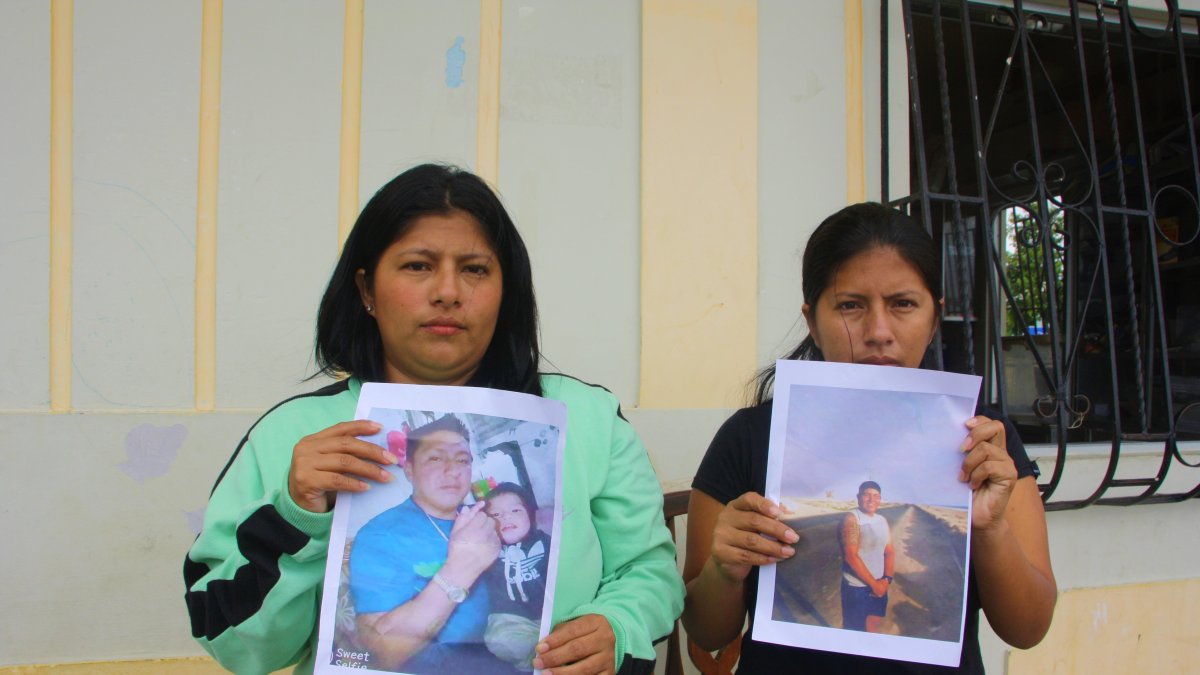 Tíos. Sobrinas de Miguel Suárez y Antonio González los buscan con las fotos más recientes que se tomaron antes de la última jornada de pesca.