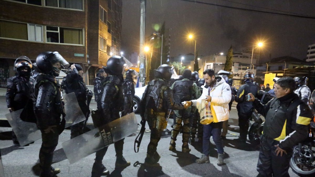 SOLIDARIDAD. Decenas de personas acuden a los sitios asignados a policías y militares para dar ayuda.