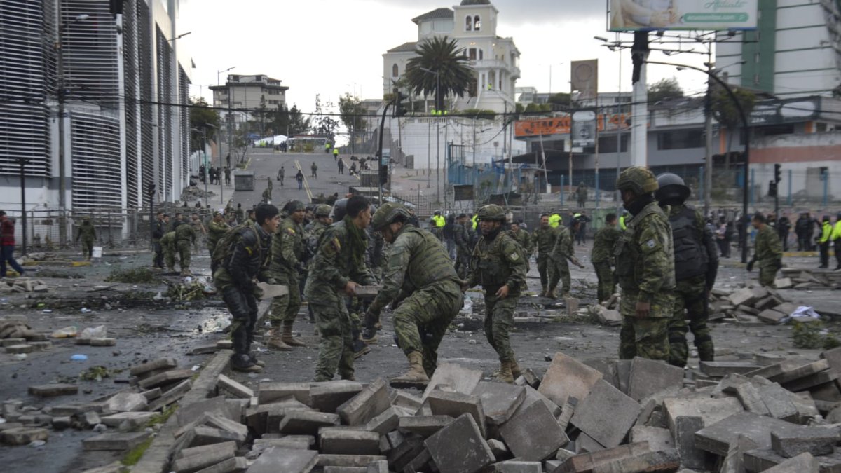 Labor. Militares empezaron la tarde de este jueves la limpieza de los espacios ocupados por los manifestantes.