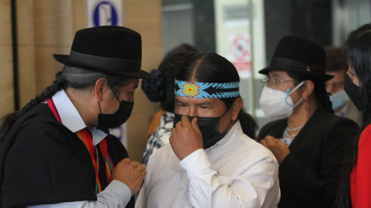 Santi estuvo acompañado por el asambleísta Salvador Quishpe, entre otros dirigentes indígenas.