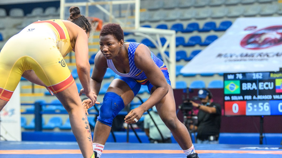 Génesis Reasco (d), luchadora ecuatoriana, en uno de sus combates.