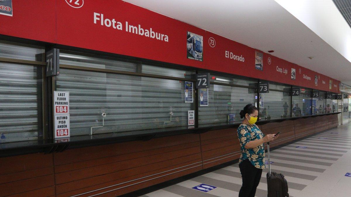 Escena. Decenas de ventanillas se mantienen cerradas