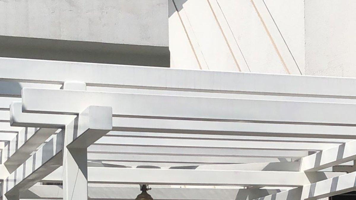 Momento. Los padres del menor lo acompañaron a tocar la campana.