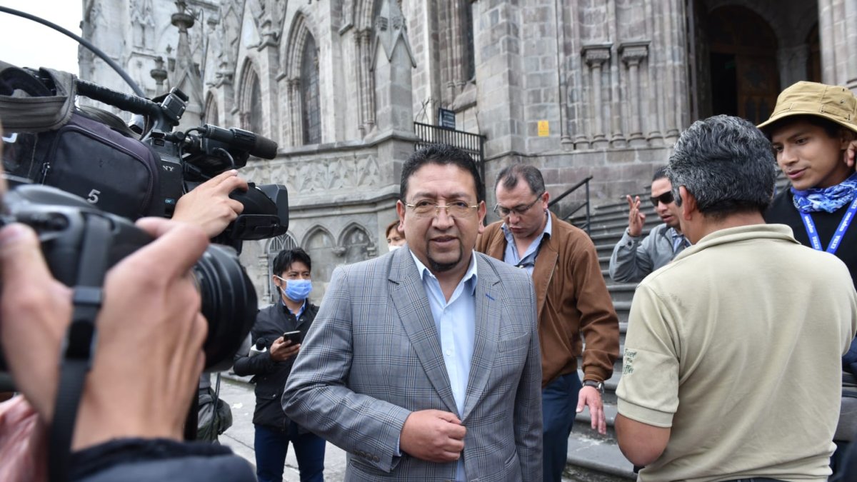 Rueda de Prensa del Presidente de la Asamblea Virgilio Saquicela en los exteriores de la Basílica del Voto Nacional, habla sobre la reunión que mantuvo con Leonidas Iza, presidente de la Conaie.