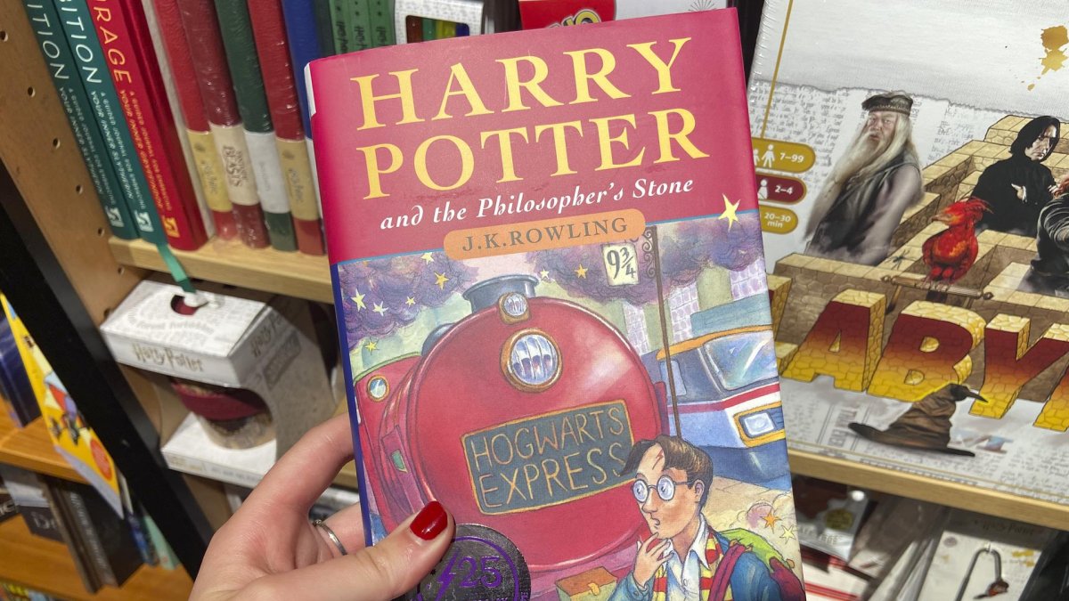 Ejemplar de la saga de libros Harry Potter en una librería londinense.