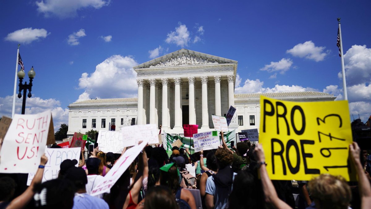 Personas protestan ante el edificio del Tribunal Supremo de Estados Unidos en Washington (EE.UU.), este 25 de junio de 2022.