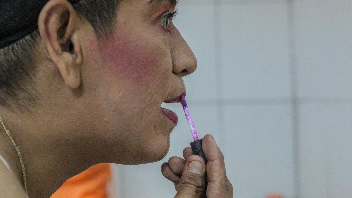 Fernando Covarrubias se prepara para una competencia de Lucha Libre, el 23 de junio de 2022, en la ciudad de Tijuana, en Baja California (México).