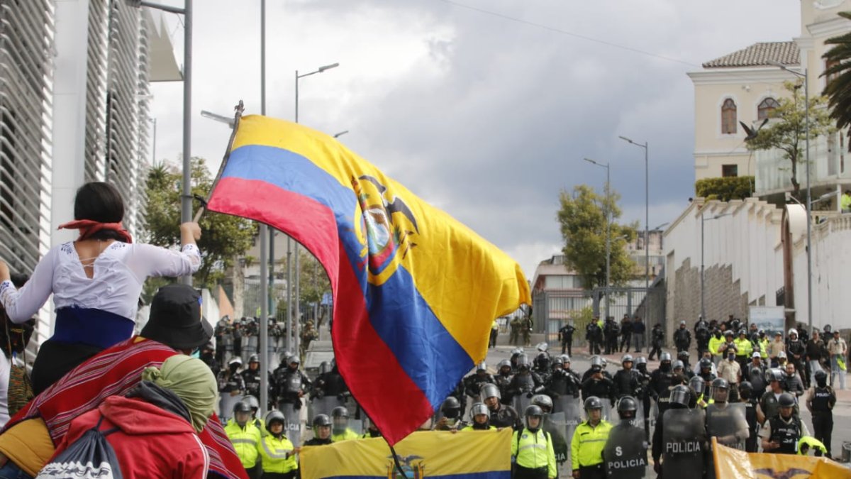 Polarización. Ecuatorianos divididos por sus roles. Policías, de un lado, para contener a los manifestantes del otro. Ecuador contra Ecuador.
