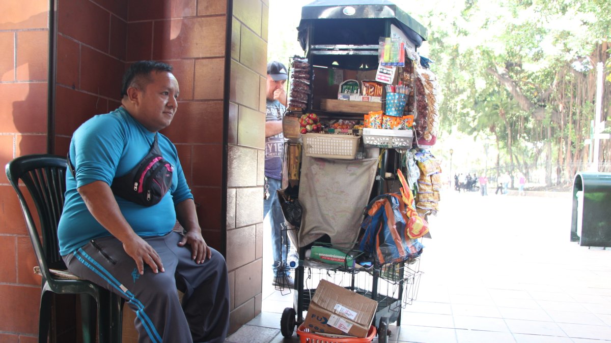 El puesto de venta de periódicos de Pedro Casagallo, registra menos clientes a partir de las manifestaciones. Espera la recuperación.