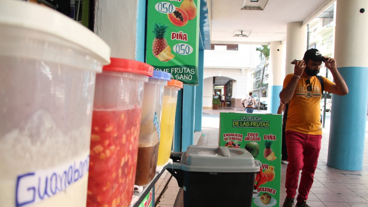 Fruterías. El regreso del teletrabajo hizo que el local de Félix León se quede sin vender desayunos con jugos.
