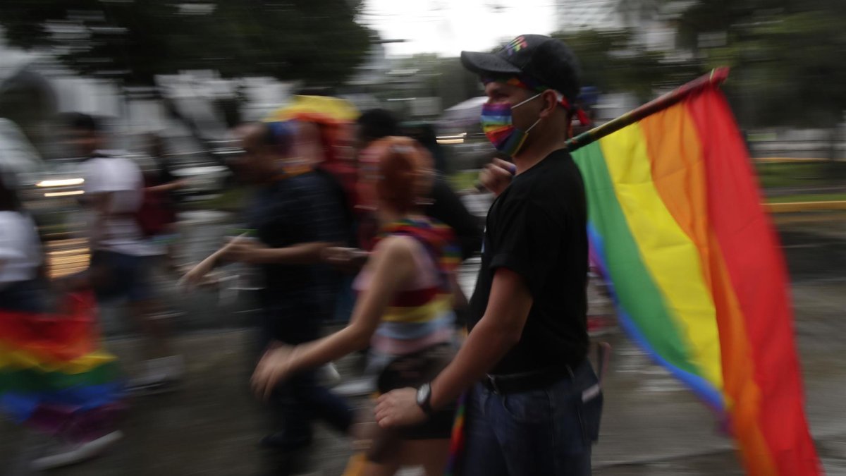 Cientos de personas marchan en el marco del Orgullo LGBTI+ hoy, en Ciudad de Panamá (Panamá).