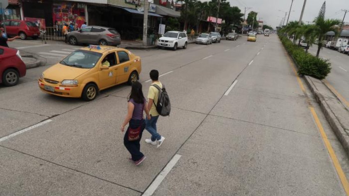 Peligro. En medio del tráfico, los peatones buscan sortear el peligro.