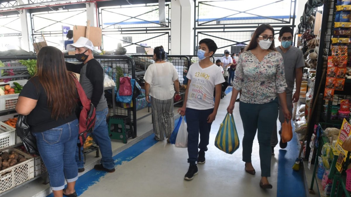 Clientes. Poco a poco empezaron a llegar para buscar principalmente frutas y legumbres en los mercados de la ciudad.