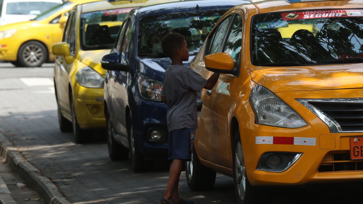 En brazos o a pie, una imagen que se ha hecho común ver a niños pidiendo dinero o vendiendo algo.